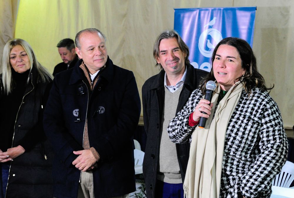 Mevir: una de las beneficiadas expone en el acto de entrega de los documentos. Mevir: una de las beneficiadas expone en el acto de entrega de los documentos.