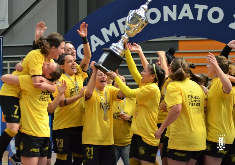Las jugadoras de Peñarol de fútbol sala, celebran un nuevo título