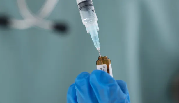 Anestésicos robados, viajes controlados y una muerte: qué son el propofol y el fentanilo y por qué su uso recreativo es mortal