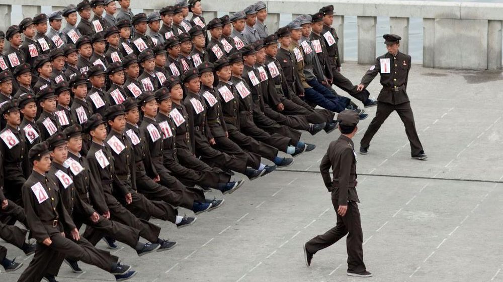 Soldados norcoreanos se entrenan en la plaza Kim Il-sung en Pyongyang, Corea del Norte