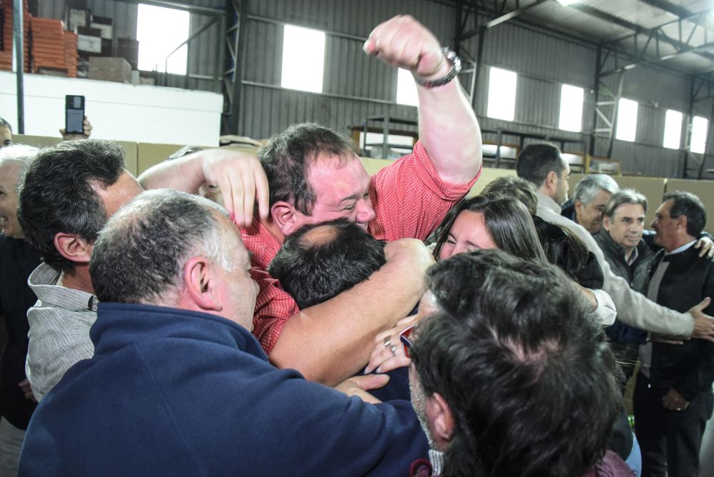 Walter Cervini abraza al ganador Joaquín Farina