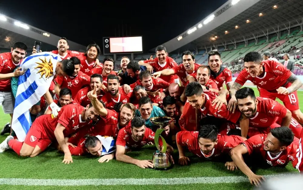 Campaña con la bandera uruguaya en el festejo rojo