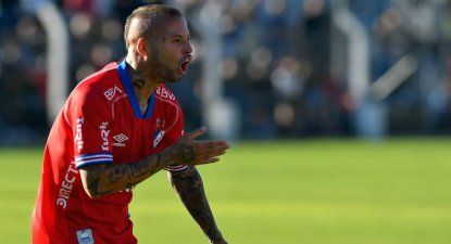 Nicolás López celebra su gol a Miramar, el del 1-0 en el primer tiempo en Las Piedras