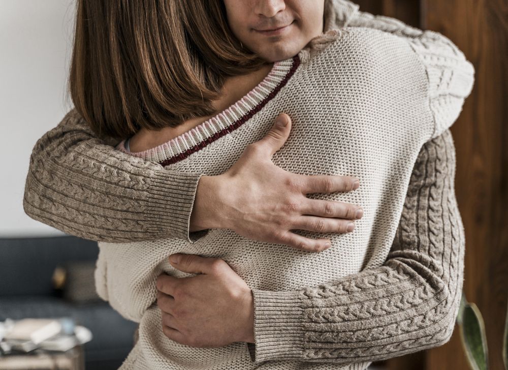 la “hormona del abrazo” se libera durante el parto, la lactancia y en respuesta a los abrazos.