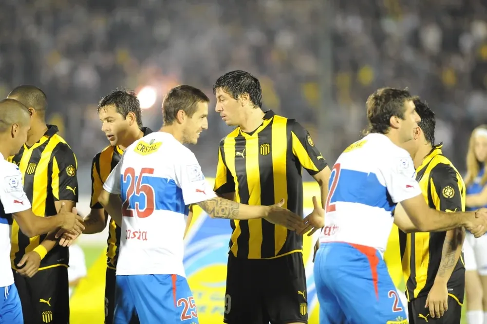 Peñarol y Católica juegan por cuartos de final de la Libertadores