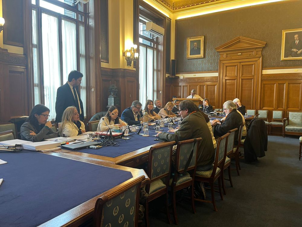 Damnificados de Conexión Ganadera ante los senadores de la Comisión de Hacienda