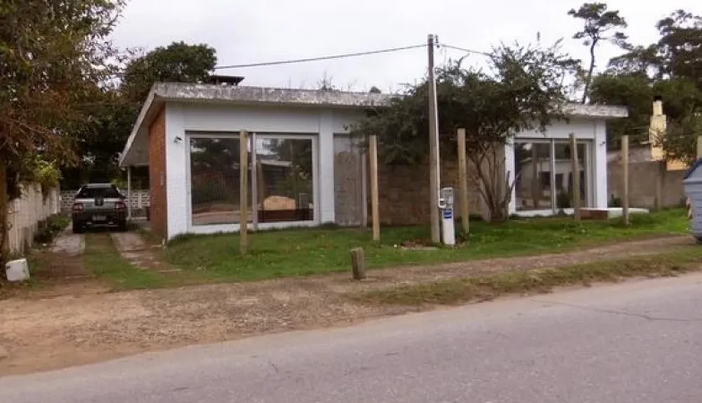 Frente de una de las casas que Gustavo Iocco rematará en Maldonado