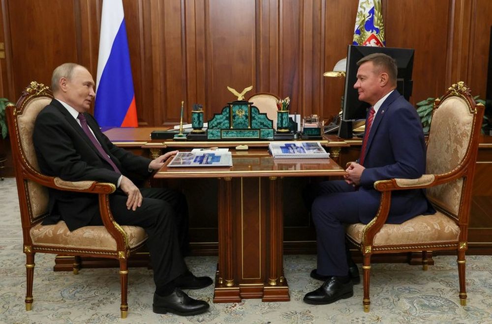 El exministro de Transporte de Rusia Román Starovoit junto a Vladimir Putin.&nbsp;