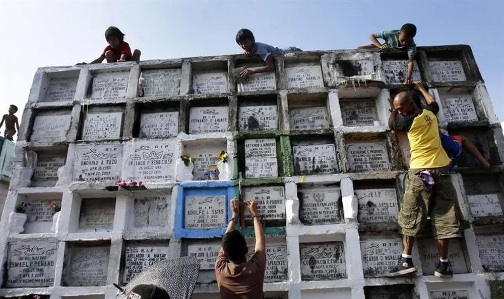 Millones de filipinos visitan los cementerios el Día de todos los santos.