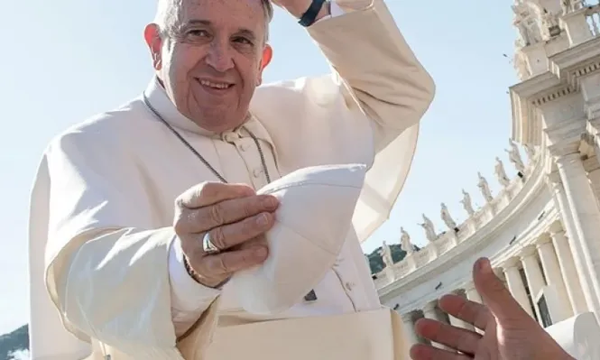Plaza San Pedro, Vaticano. El Papa Francisco cambia el solideo en la audiencia general semanal.