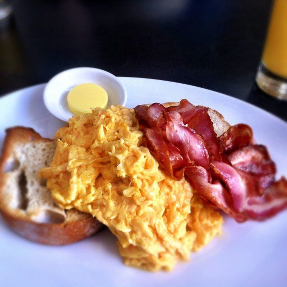 Huevos revueltos con panceta