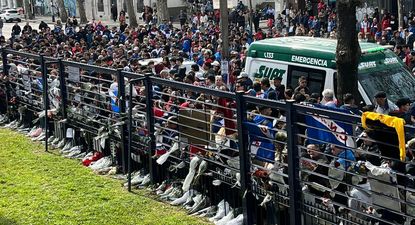 Una multitud frente a la sede de Nacional