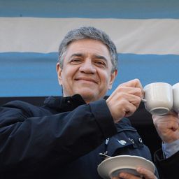 El jefe de Gobierno de la Ciudad de Buenos Aires Jorge Macri y el presidente de la Nación Javier Milei en el desfile militar por el 208° aniversario de la Declaración de Independencia argentina