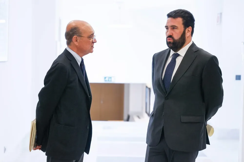 El diputado de PNV Mikel Legarda Uriarte conversa con el diputado de EH bildu Jon Iñarritu hoy en el Congreso
