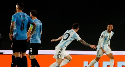 Messi va en busca de Nicolás González; no puede creer que su centro se haya transformado en el primer gol del clásico rioplatense