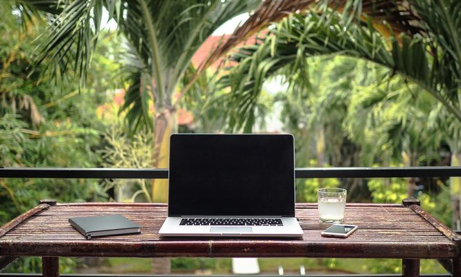 El nómade digital estaba en un principio ligado al mundo tecnológico. Con la pandemia, muchos siguieron explorando la modalidad del trabajo remoto. La idea es que se puede trabajar desde donde uno quiera.&nbsp;
