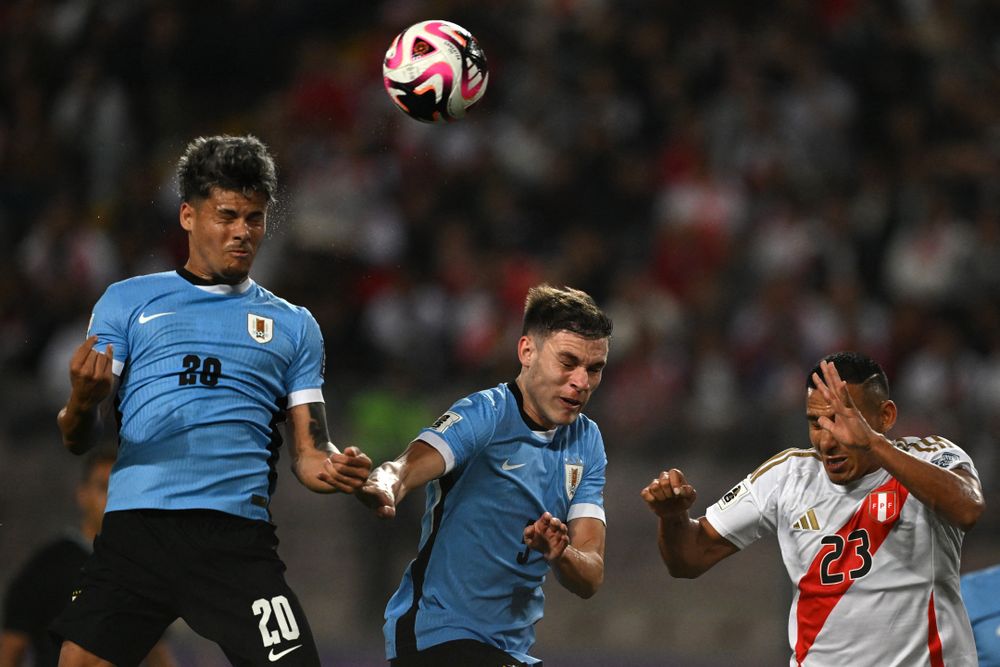 Maximiliano Araújo y Manuel Ugarte de Uruguay ante Perú