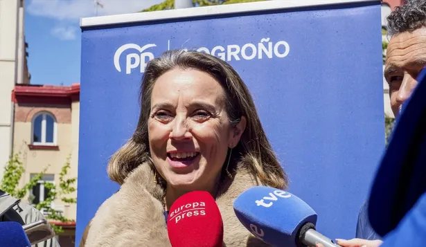 La secretaria genral del PP, Cuca Gamarra, atiende a los medios de comunicación en Logroño antes de participar en la Fiesta de la Primavera del PP de Logroño.