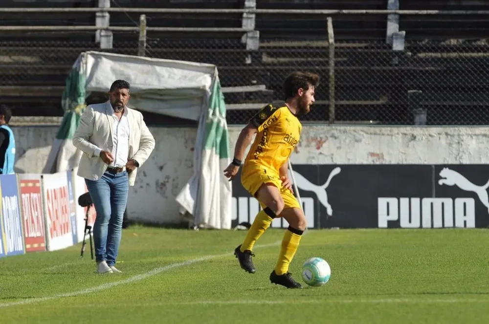 Leonardo Ramos sigue atentamente el movimiento de Naithan Nandez