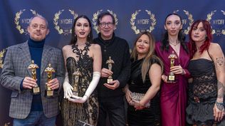 Integrantes del elenco de la película Golpe a Golpe, posan durante la gala de los premios New York City International Film Festival este viernes en Nueva York (EE.UU.). La película española Golpe a golpe, que cuenta la historia de una joven gitana de Avilés (Asturias) que encuentra en el boxeo una motivación vital, cosechó hoy cinco galardones en el Festival de Cine Internacional de Nueva York.&nbsp;