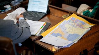 Mapas desplegados en el Congreso de Texas muestran la redistribucipón de los distritos de votación.