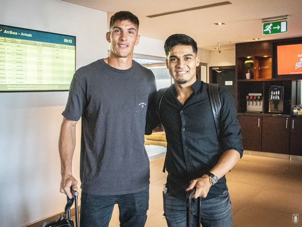 Sergio Rochet y Matías Arezo, viajaron juntos para sumarse a la selección uruguaya en Asia