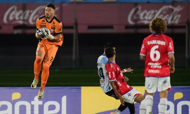 Renzo Bacchia descuelga un centro