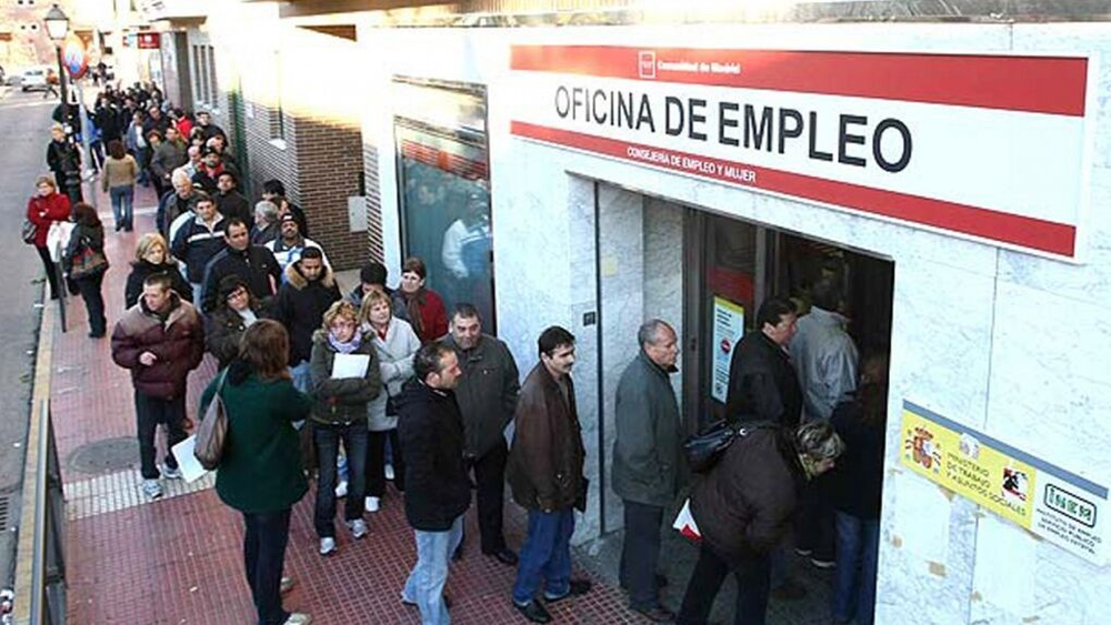 Largas filas en las oficinas de empleo.