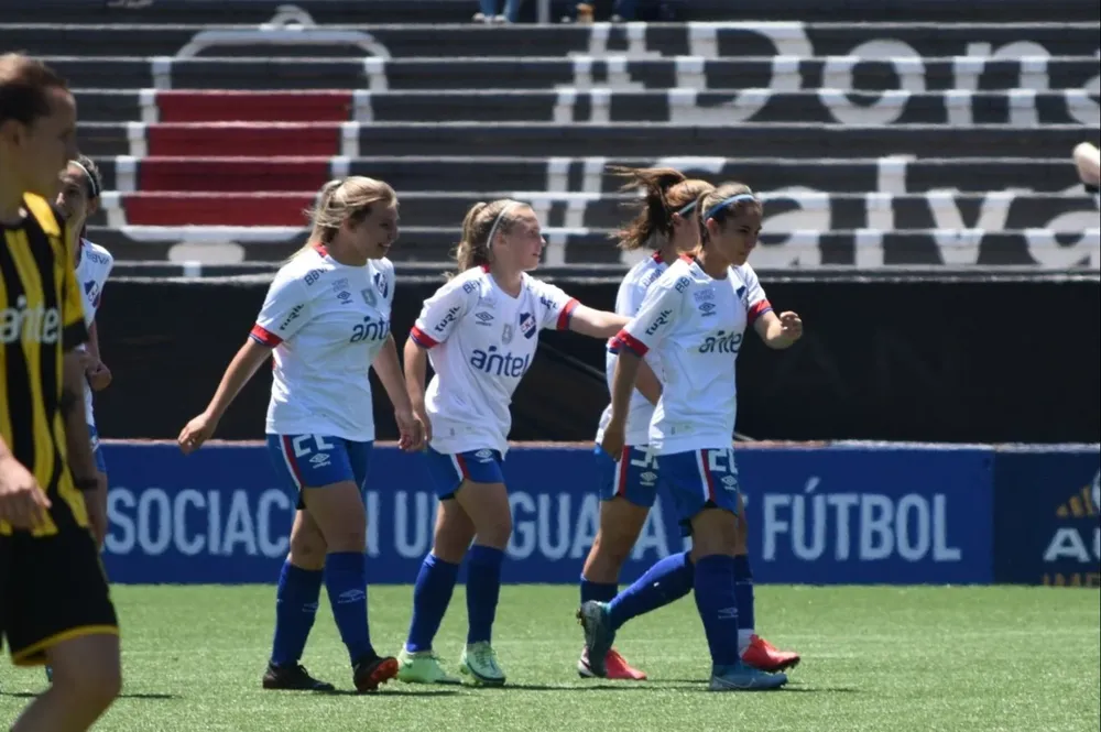 Lucía Alemán festeja con sus compañeras de Nacional el gol del triunfo ante Peñarol
