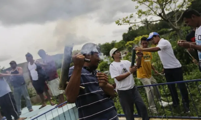 Hombres disparan morteros caseros en honor a Marvin López, de 49 años, quien murió durante los enfrentamientos con la policía