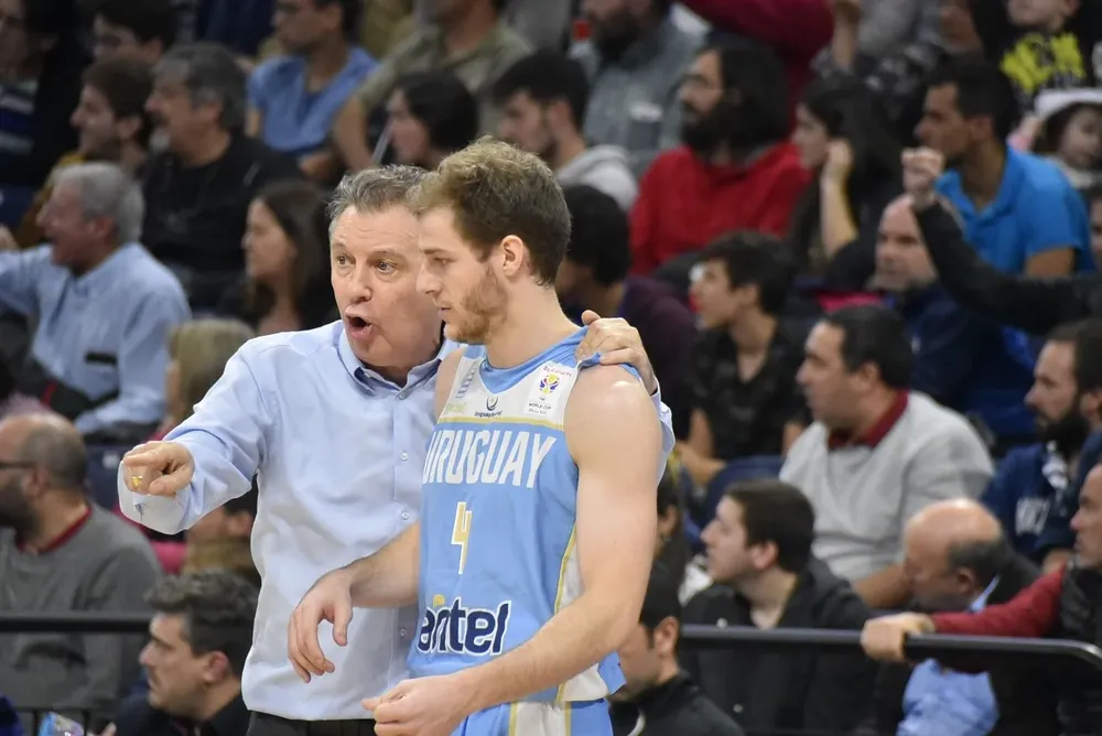 Ruben Magnano le da indicaciones a Santiago Vidal de Uruguay