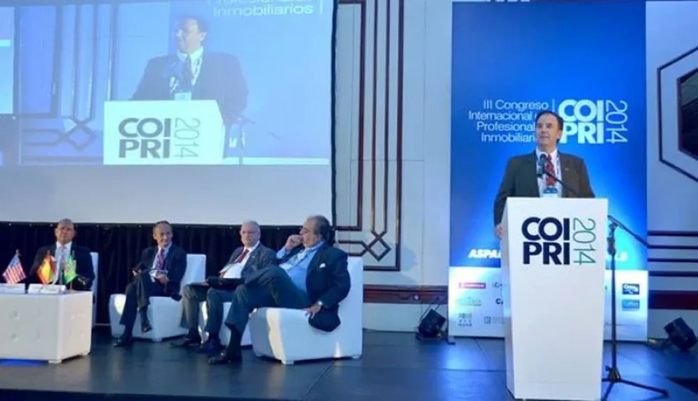 Mario Stefanoli en el momento de su disertación sobre la situación inmobiliaria en Uruguay