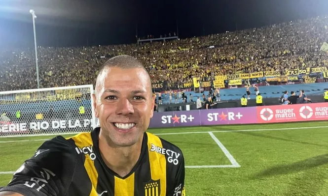 Léo Coelho festejando el triunfo en el clásico ante Nacional