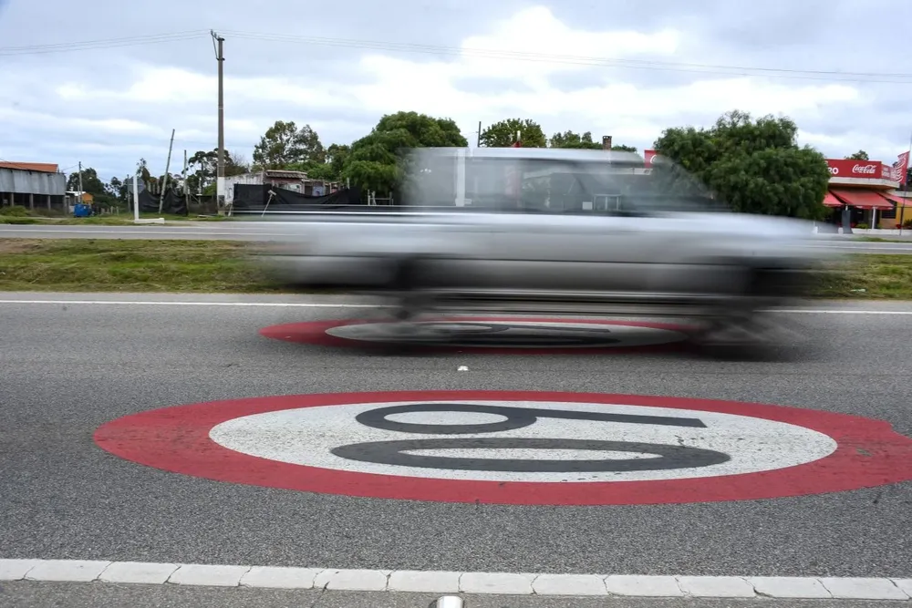 La velocidad máxima en zonas pobladas es 45km/h