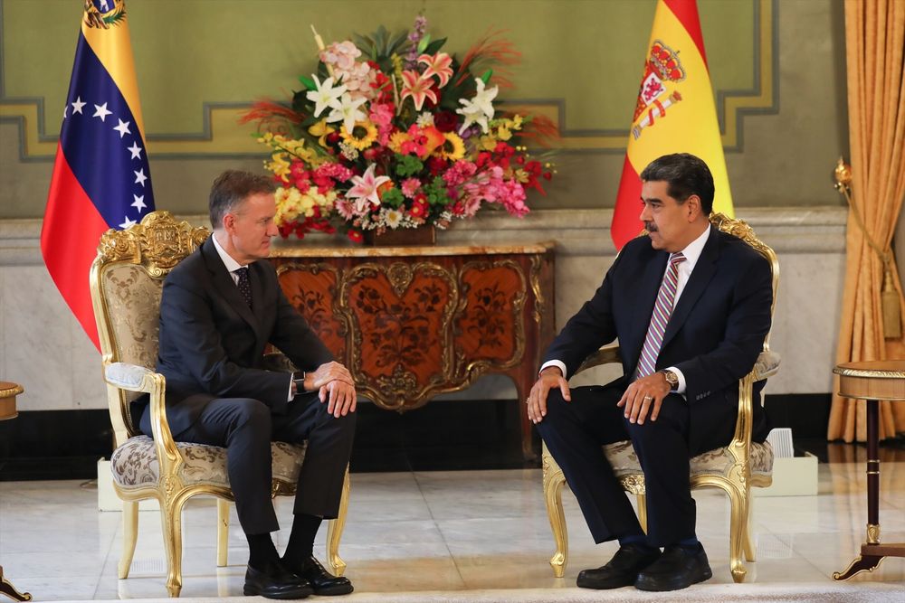 El presidente de Venezuela, Nicolás Maduro (D), y el embajador de España, Álvaro Albacete.