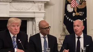 Donald Trump, el CEO de Microsoft Satya Nadella y el fundador de Amazon, Jeff Bezos (R) durante la American Technology Council en la Casa Blanca, en junio del año pasado