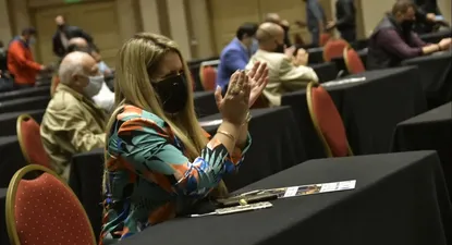 La esposa del sindicalista argentino Marcelo Balcedo, Paola Fiege, estuvo en el remate de los autos incautados en El Gran Chaparral