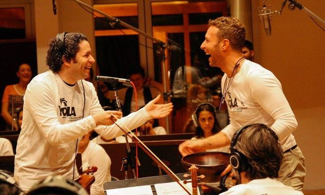 Gustavo Dudamel y Chris Martin durante los ensayos para la presentación de medio tiempo del Super Bowl de 2016.