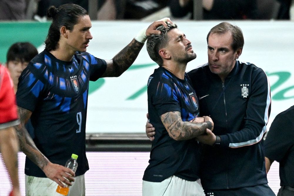 Darwin Núñez trata de consolar a Giorgian De Arrascaeta, quien se fracturó la muñeca con la selección uruguaya ante Corea del Sur