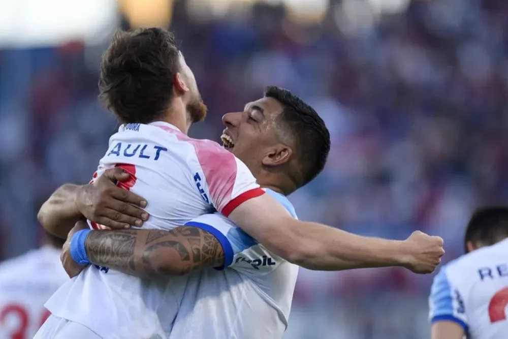 Diego Polenta abraza a Alfonso Trezza tras el 1-0 de Nacional ante Boston River