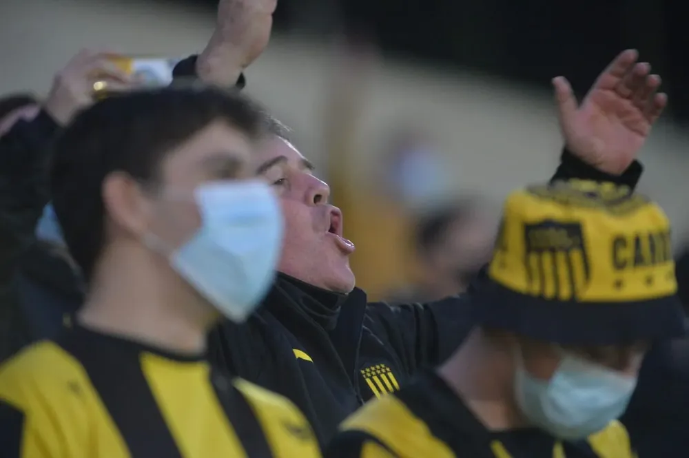 Hinchas de Peñarol en la vuelta al Campeón del Siglo
