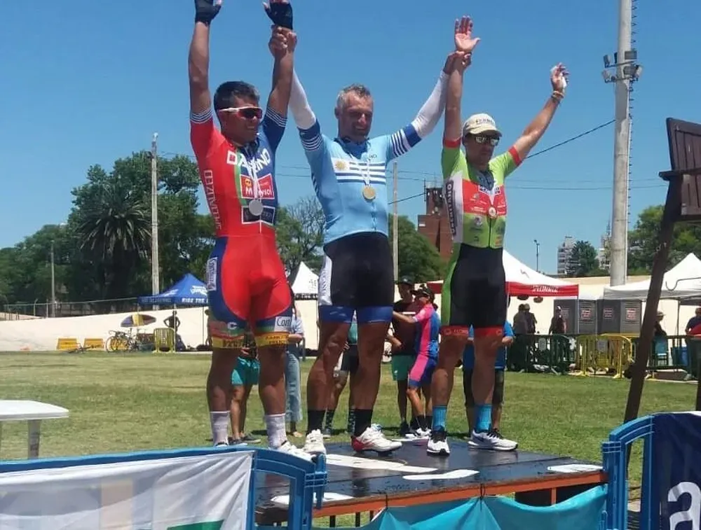 Gregorio Bare en lo alto del podio de la Prueba por puntos seguido por Fernando Méndez y Richard Mascarañas