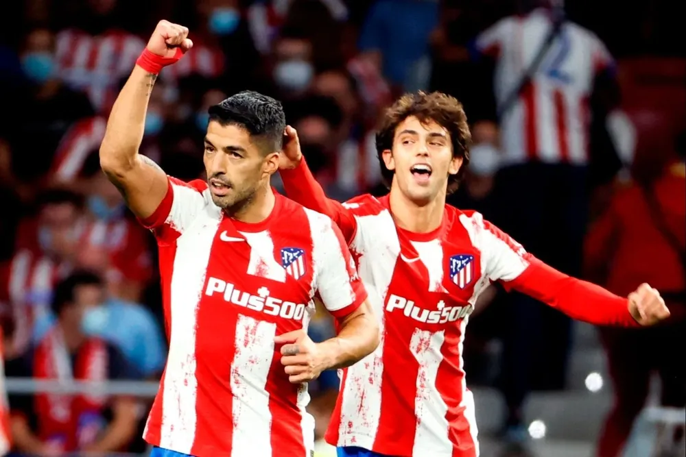 Luis Suárez celebra con la tribuna y el portugués Joao Félix Luis Suárez celebra con la tribuna y el portugués Joao Félix