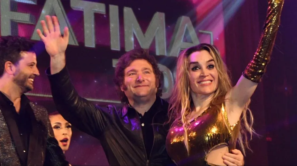 El presidente Javier Milei junto a su pareja Fatima Florez ayer en el Teatro Roxy