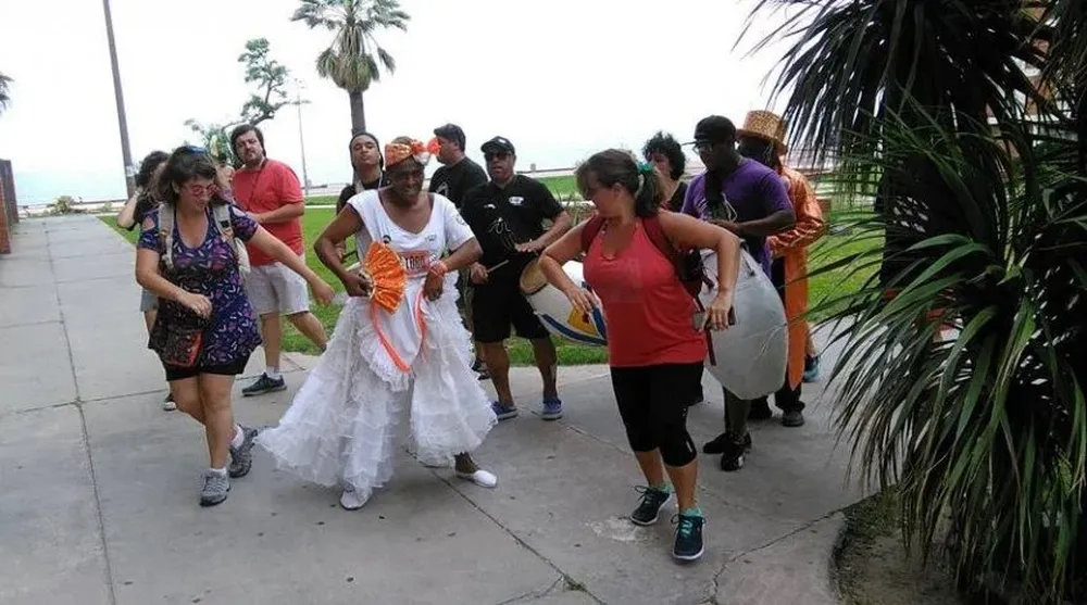 El candombe no falta en el paseo por el barrio Sur