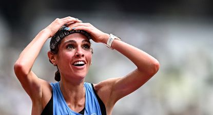 Julia Paternain celebra el tercer puesto del Mundial de atletismo de Tokio 2025 en maratón, tras llegar a la meta