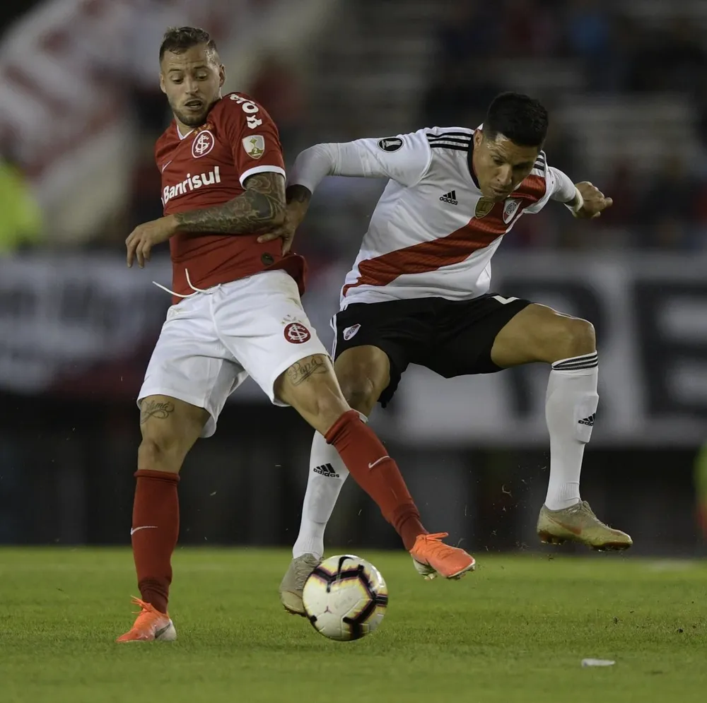 Nico López pelea la pelota