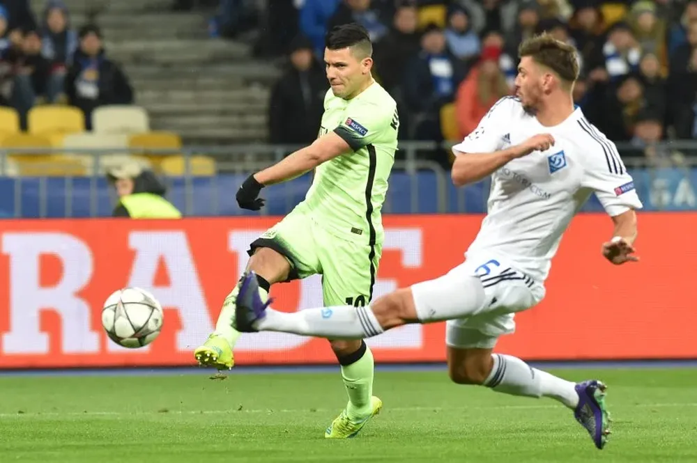Sergio Agüero remata al gol y el austríaco Aleksandr Dragovic no llega a bloquearlo