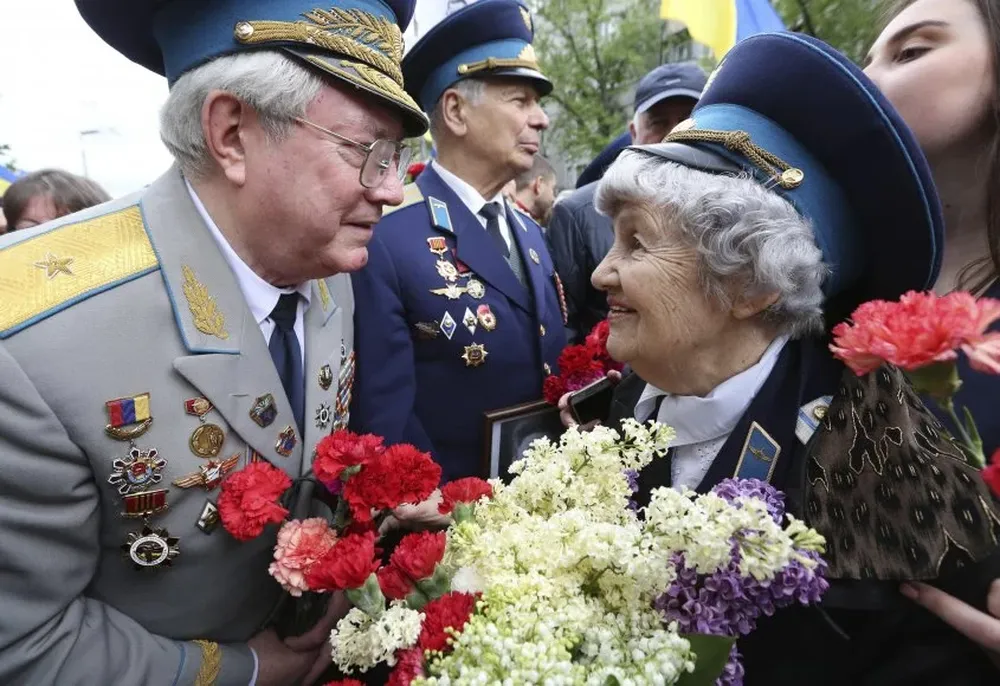 Ucranianos asisten a la marcha celebrada en Kiev para conmemorar la victoria sobre la Alemania nazi