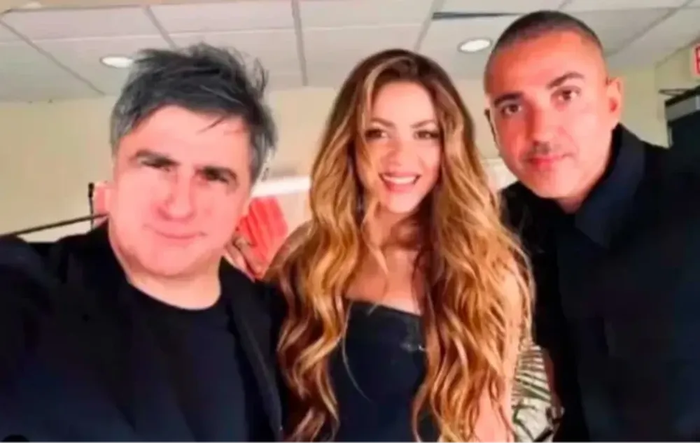 Shakira y su ¿nuevo novio? (el productor argentino ubicado a la derecha)